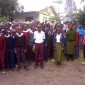 Geförderte Schüler mit Diakon Mmari (Koordinator der Distriktdiakonie)