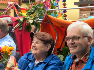 Lydia Hofmann mit Pfr. Meister in der Rikscha